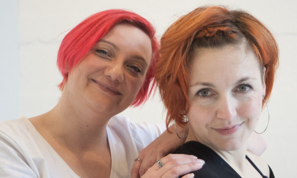 Das Foto zeigt Jasmin und Miriam im März 2023
