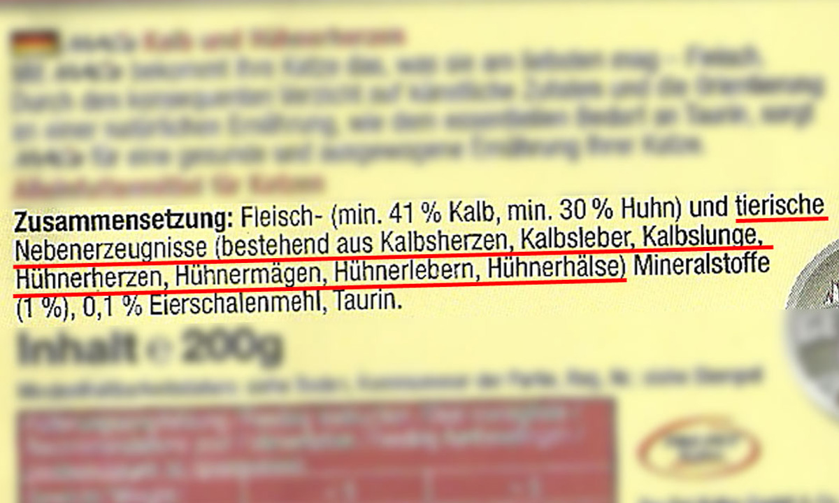 Das Foto zeigt die Deklaration einer Katzenfutterdose - in der Zusammensetzung sind die tierischen Nebenerzeugnisse (bestehend aus Innereien) hervorgehoben