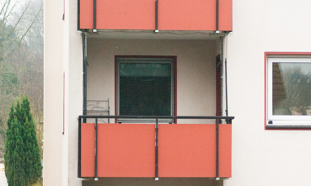 Das Foto zeigt einen mit Katzennetz abgesicherten Balkon